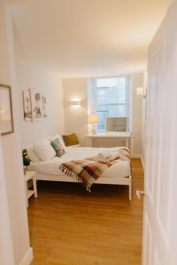 Luxury Modern 3 Bedroom Apartment In City Centre エディンバラ エクステリア 写真